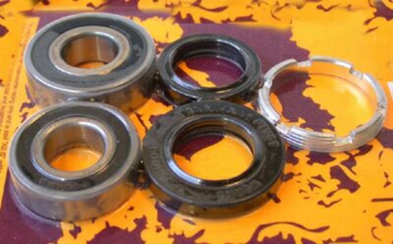 PIVOT WORKS Rear Wheel Bearings And Seals Kit
