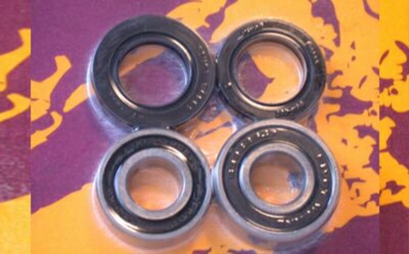 PIVOT WORKS Rear Wheel Bearings And Seals Kit