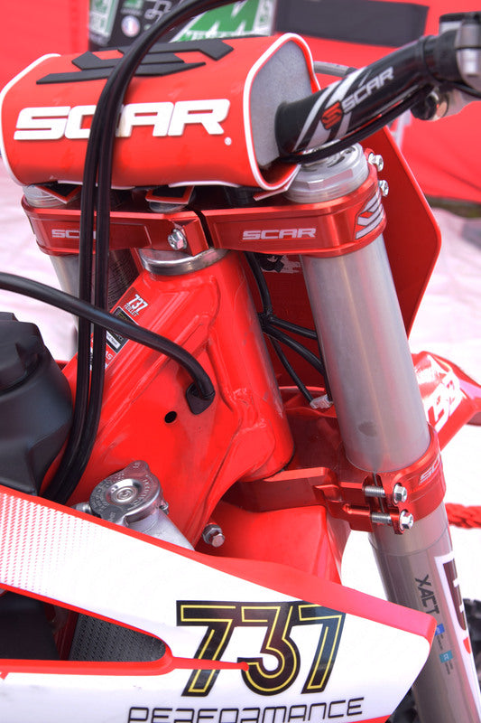 SCAR Triple Clamp Offset 22mm - Red